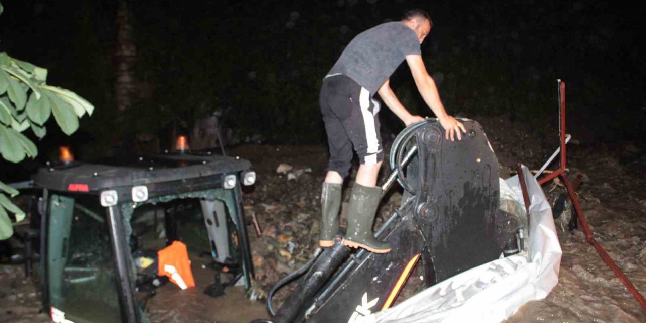 Ordu’da sel sonrası heyelan: İş makinesi ve araçlar toprak altına kaldı