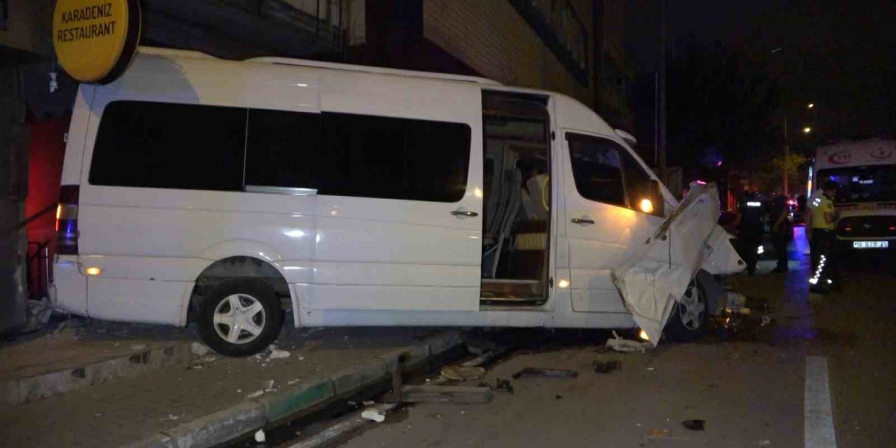 Sürücünün kontrolünü kaybettiği servis minibüsü kaza yaptı: 1 ölü, 4 yaralı