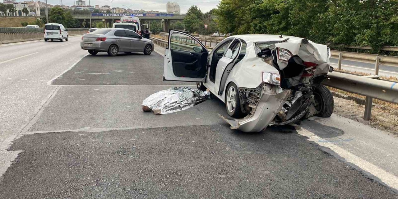 Pendik’te yarışan otomobilin çarptığı araç sürücüsü hayatını kaybetti