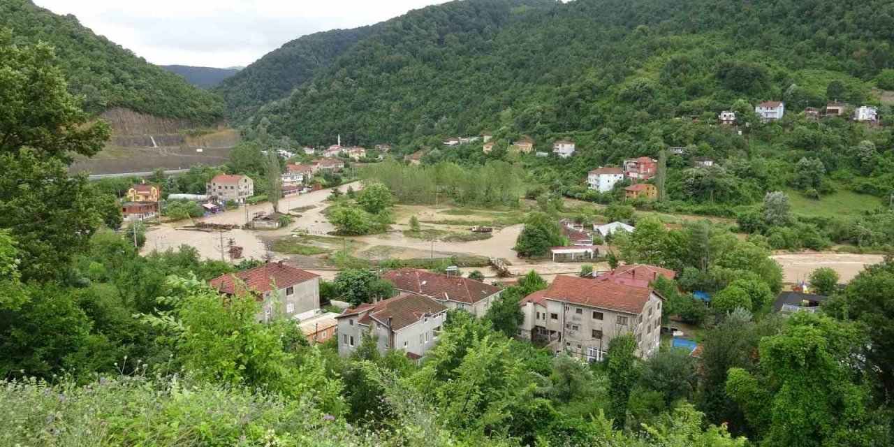 Zonguldak’ta Ilıksu deresi taştı, karayolunda heyelan meydana geldi