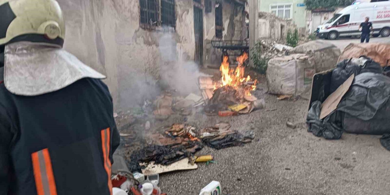 Tek katlı ev, yangında kullanılmaz hale geldi