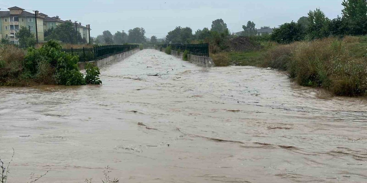 Ekipler, alarm seviyesini yükseltti 25 iş makinesi ve 100 personel sahada