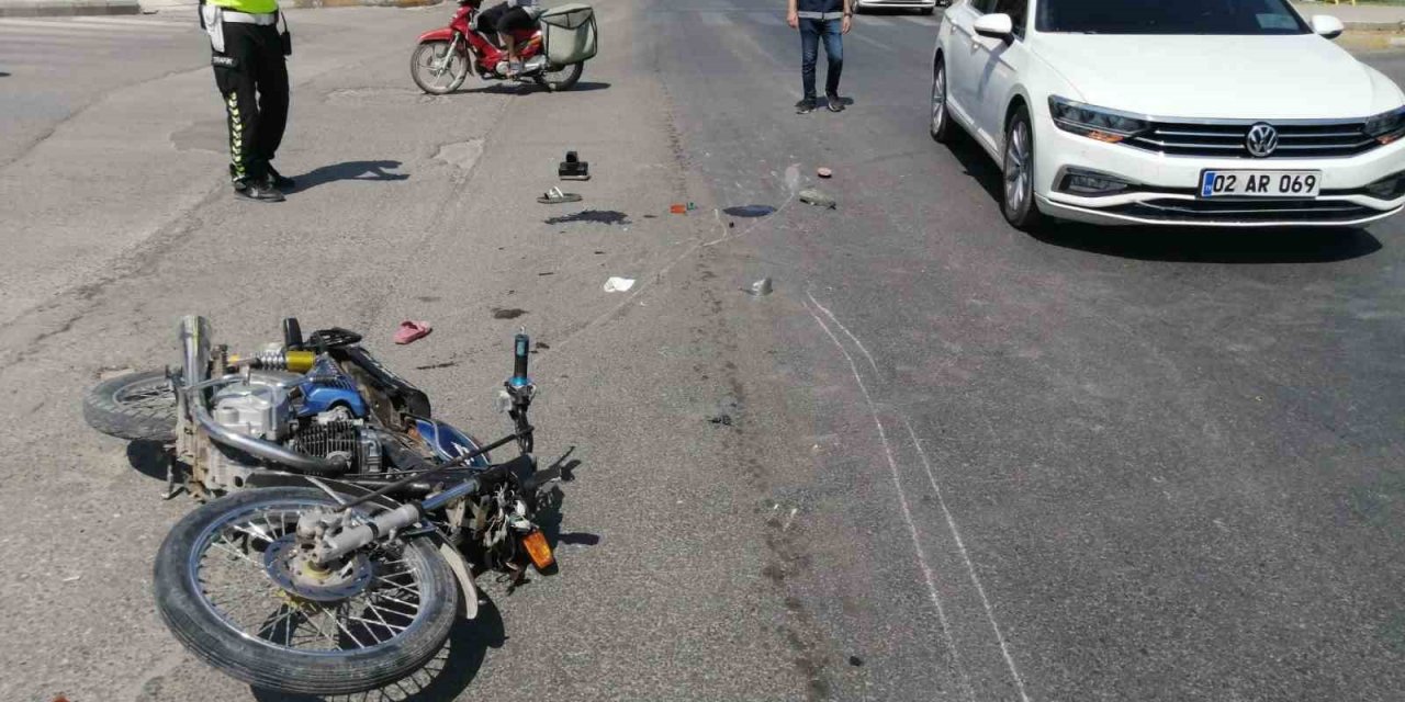 İki otomobil bir motosiklet çarpıştı: 1’i ağır 3 yaralı