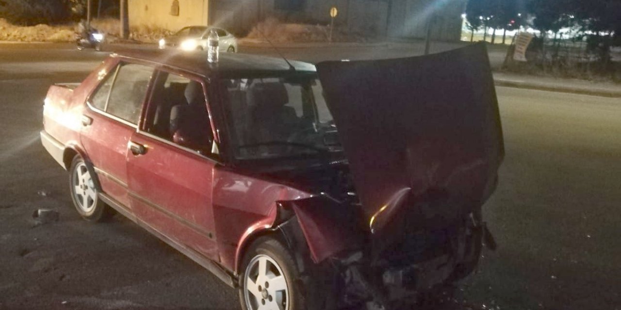 İki otomobil çarpıştı: 3 yaralı