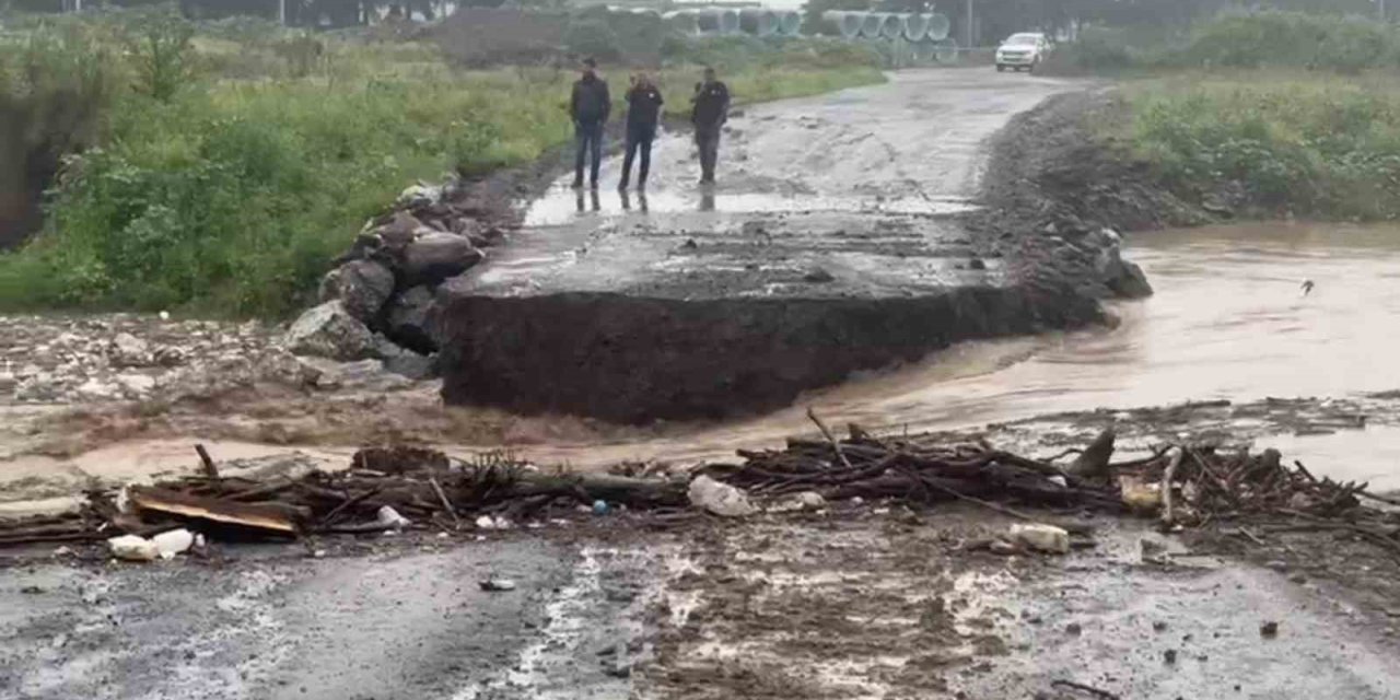Yıkılmasın diye uzun uğraş verilen geçici köprü borular sürüklenince yıkıldı