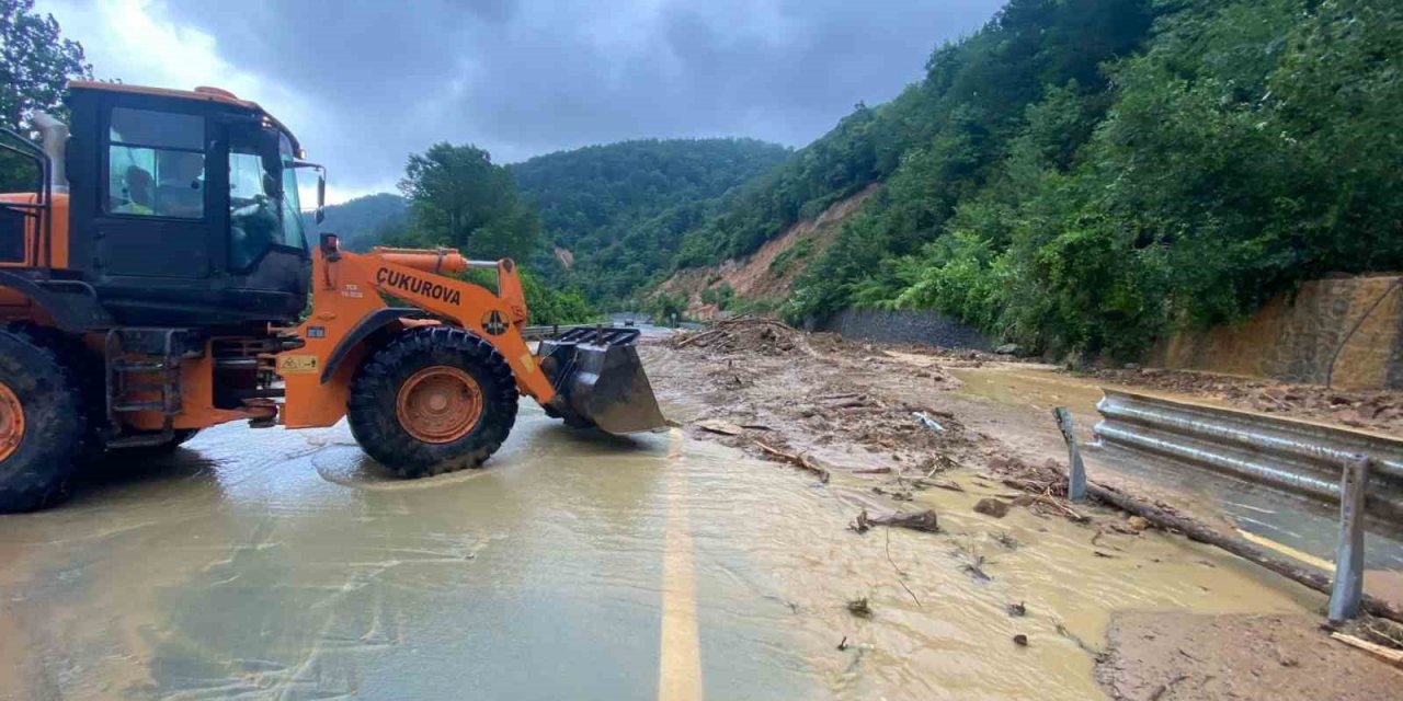 Zonguldak’ta heyelan anı kamerada