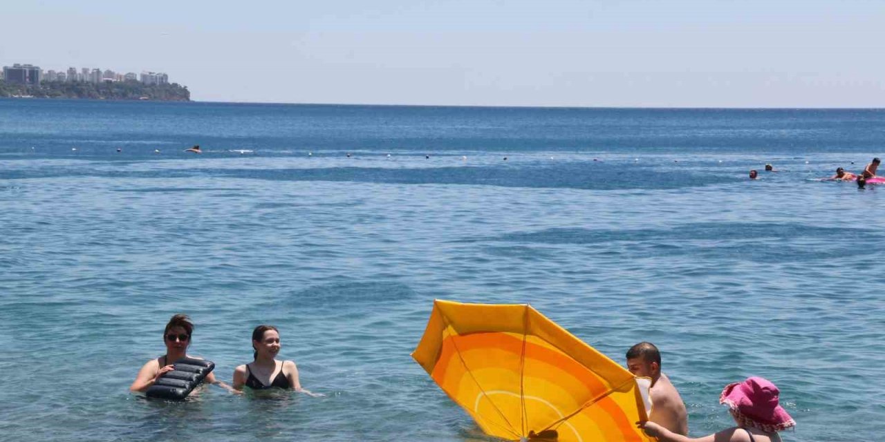 Şiddetli rüzgar dünyaca ünlü sahilde tatilcilere zor anlar yaşattı