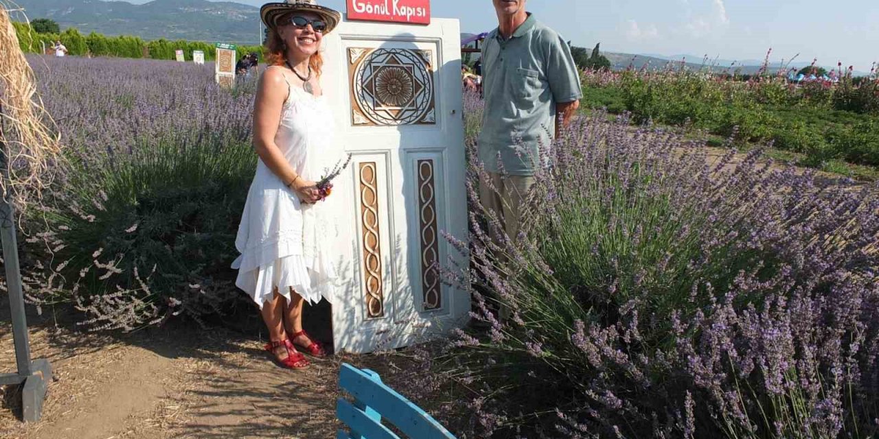 Burhaniye’de emekli teknikerden lavanta bahçesine Gönül Kapısı