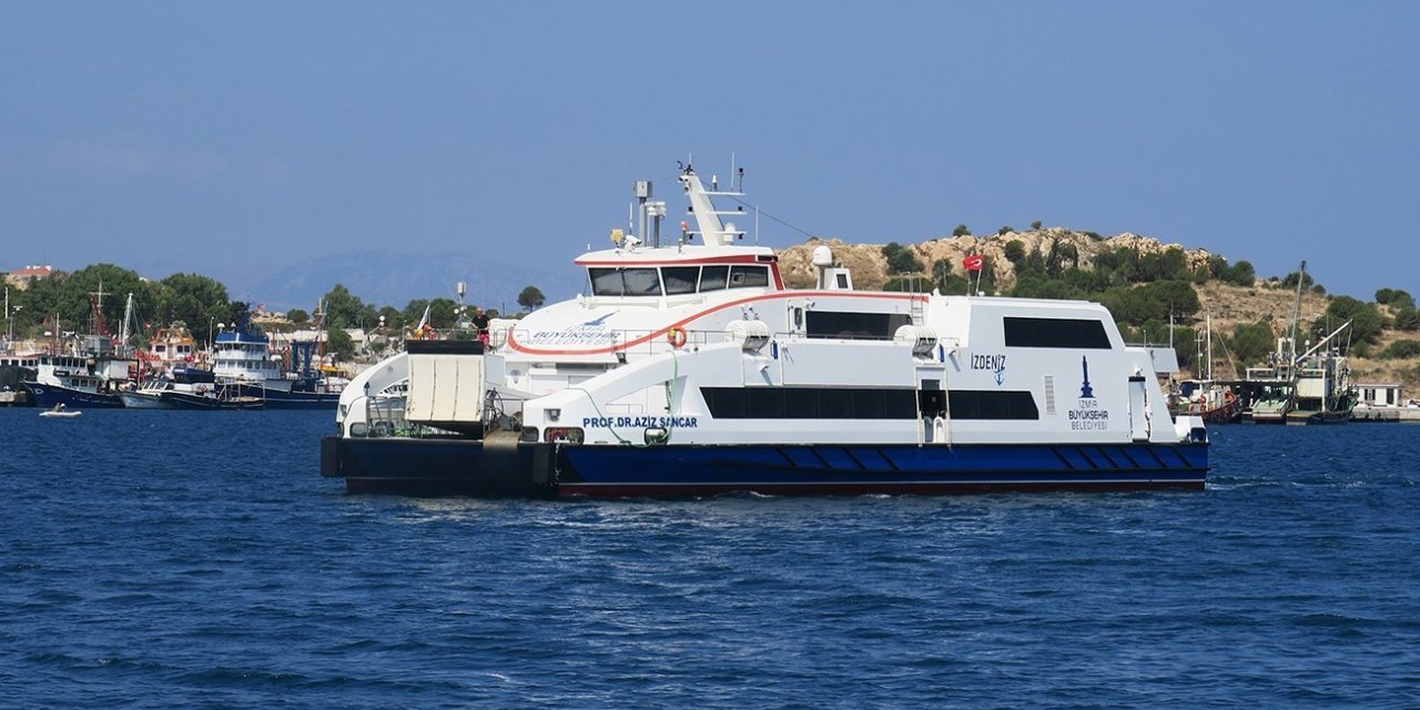 Şiddetli rüzgar nedeniyle İzmir’de arabalı vapur seferleri iptal edildi