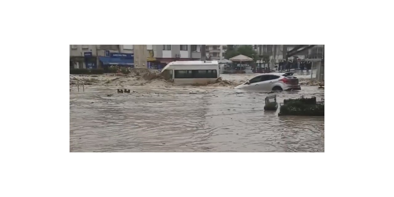 Devrek’te araçları sular altında kaldı, canlarını zor kurtardılar