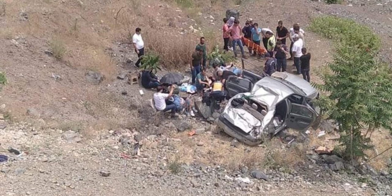 Otomobil Şarampole Yuvarlandı: 2 Yaralı