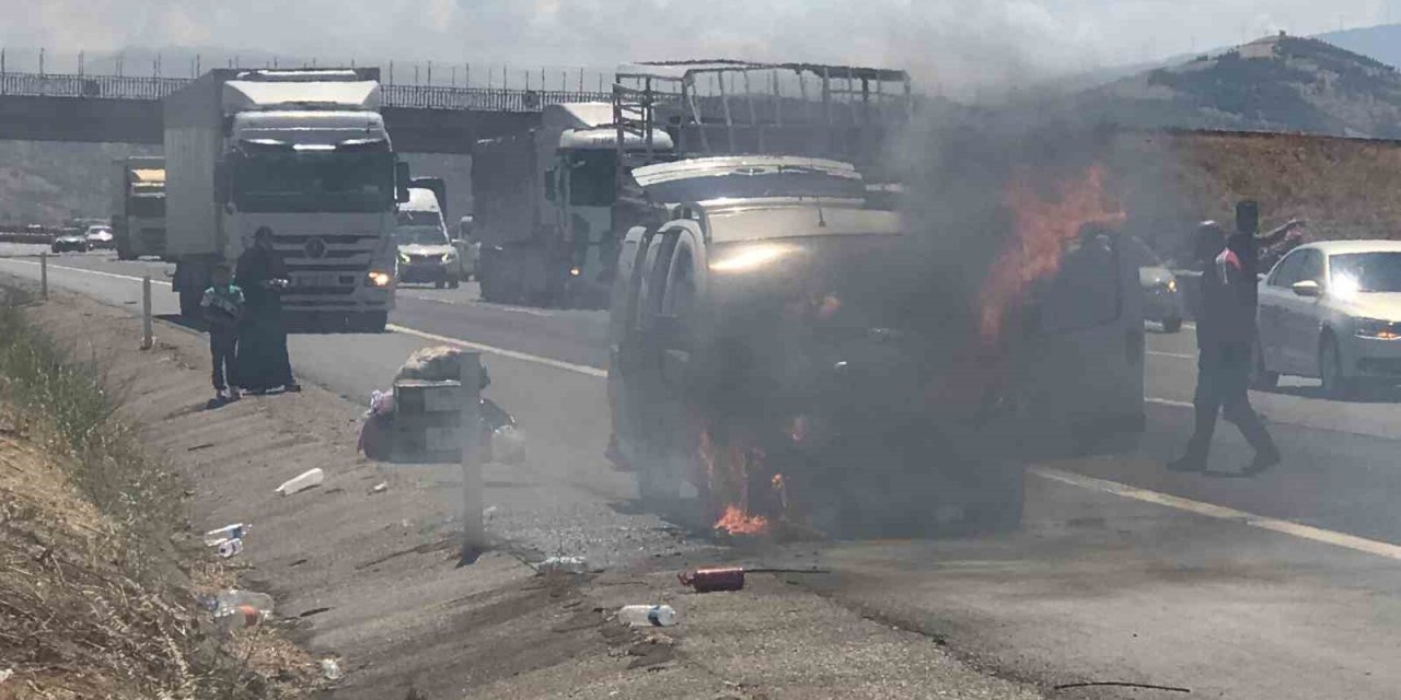 Otobanda alev alan kamyonetten son anda kurtuldular