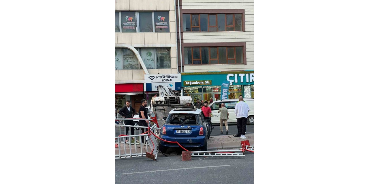 Otomobil refüje çıktı: 2 yaralı