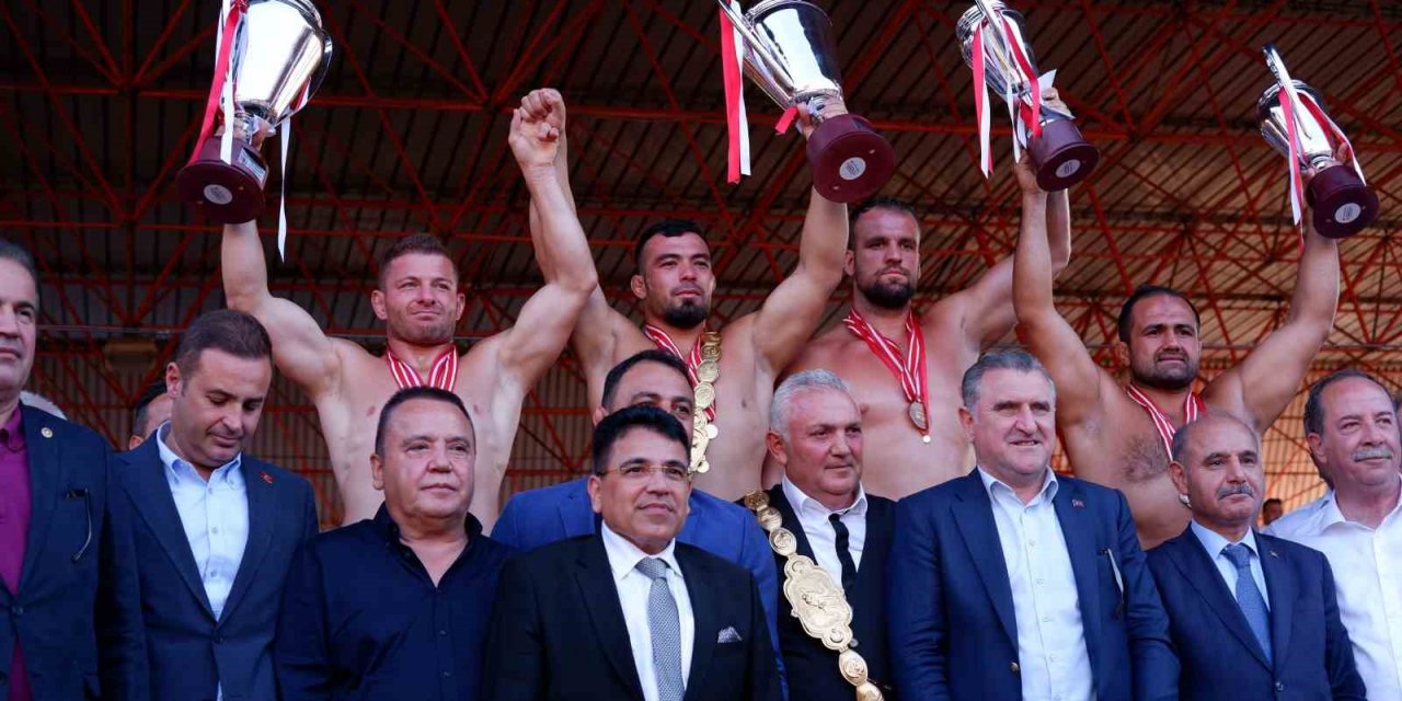 Başpehlivanlara ödülünü Bakan Aşkın Bak verdi