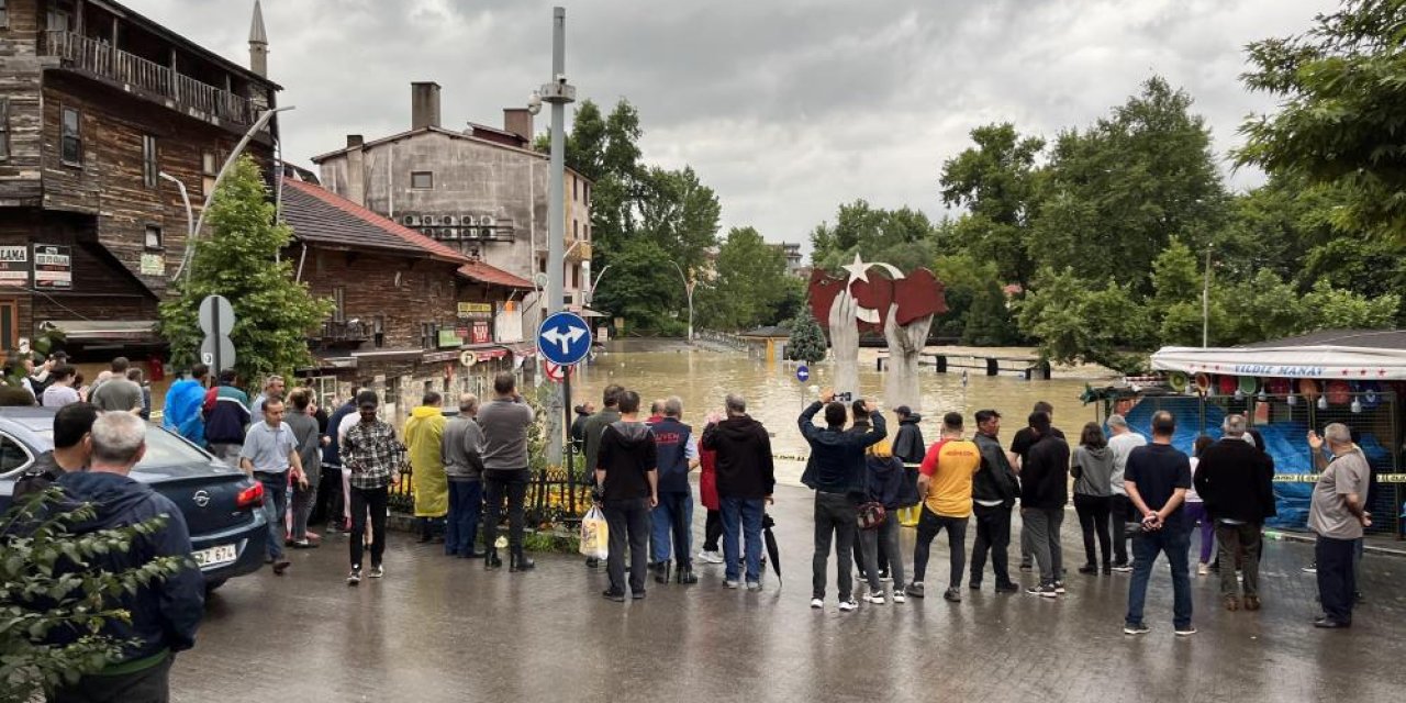 Bartın’da dere yatakları taştı, karayolları ulaşıma kapandı