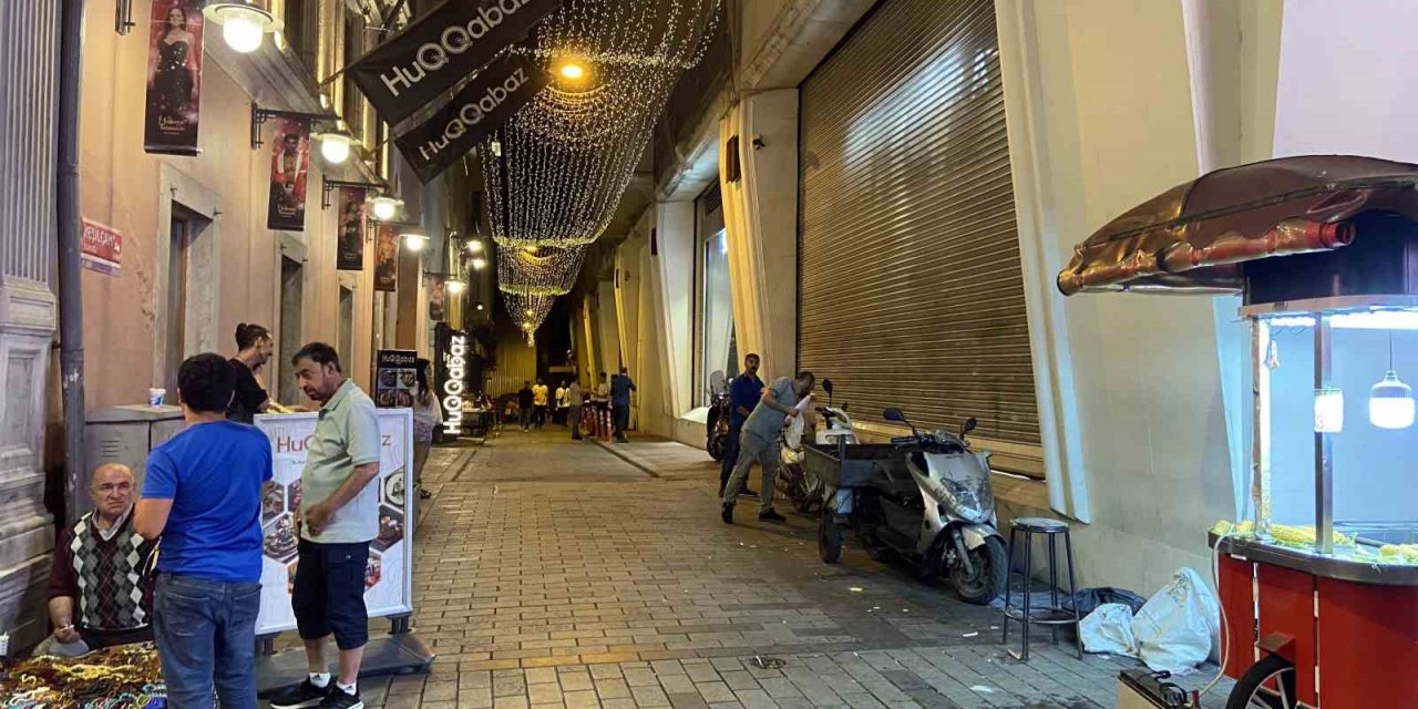 Taksim’de torpil patlatan gençler paniğe neden oldu