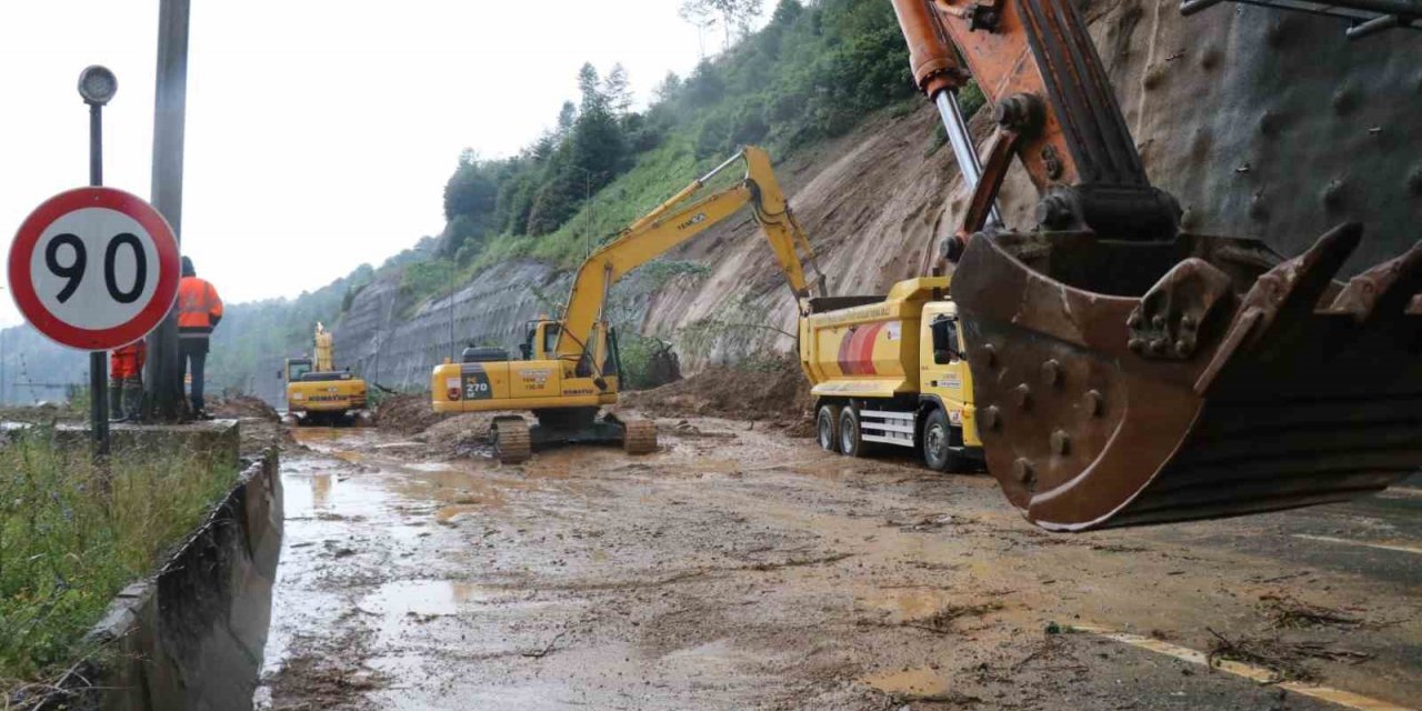Bolu Dağı Tüneli’nde heyelanın temizlik çalışmaları sürüyor