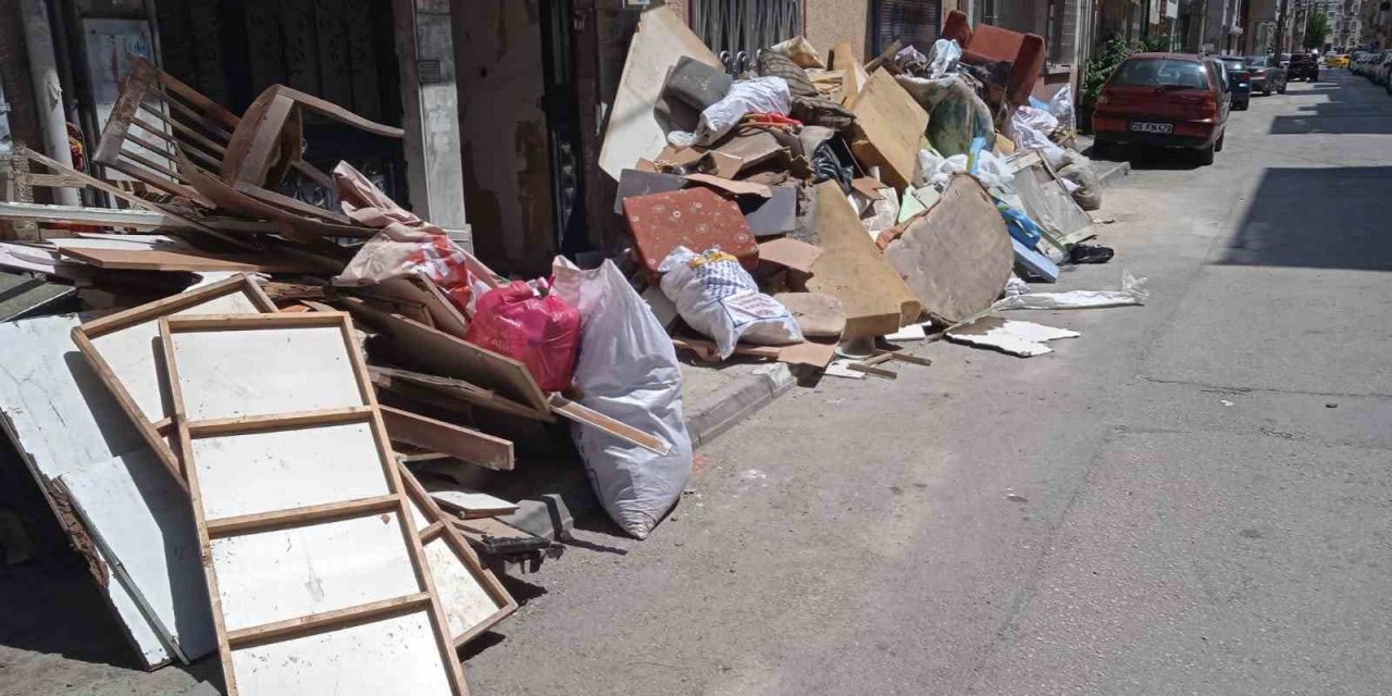 Kaldırım çöp yığınıyla kaplandı