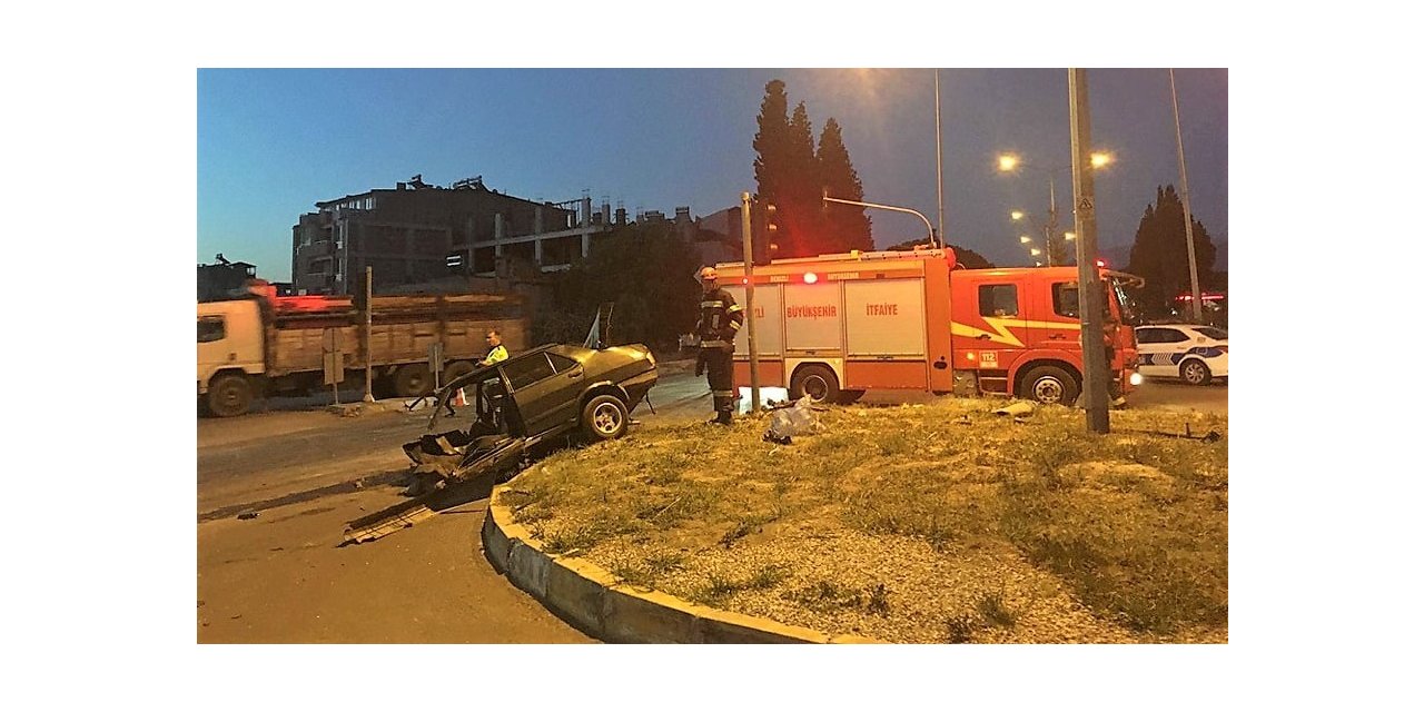 Korkunç kazada otomobil ikiye ayrıldı: 2 yaralı