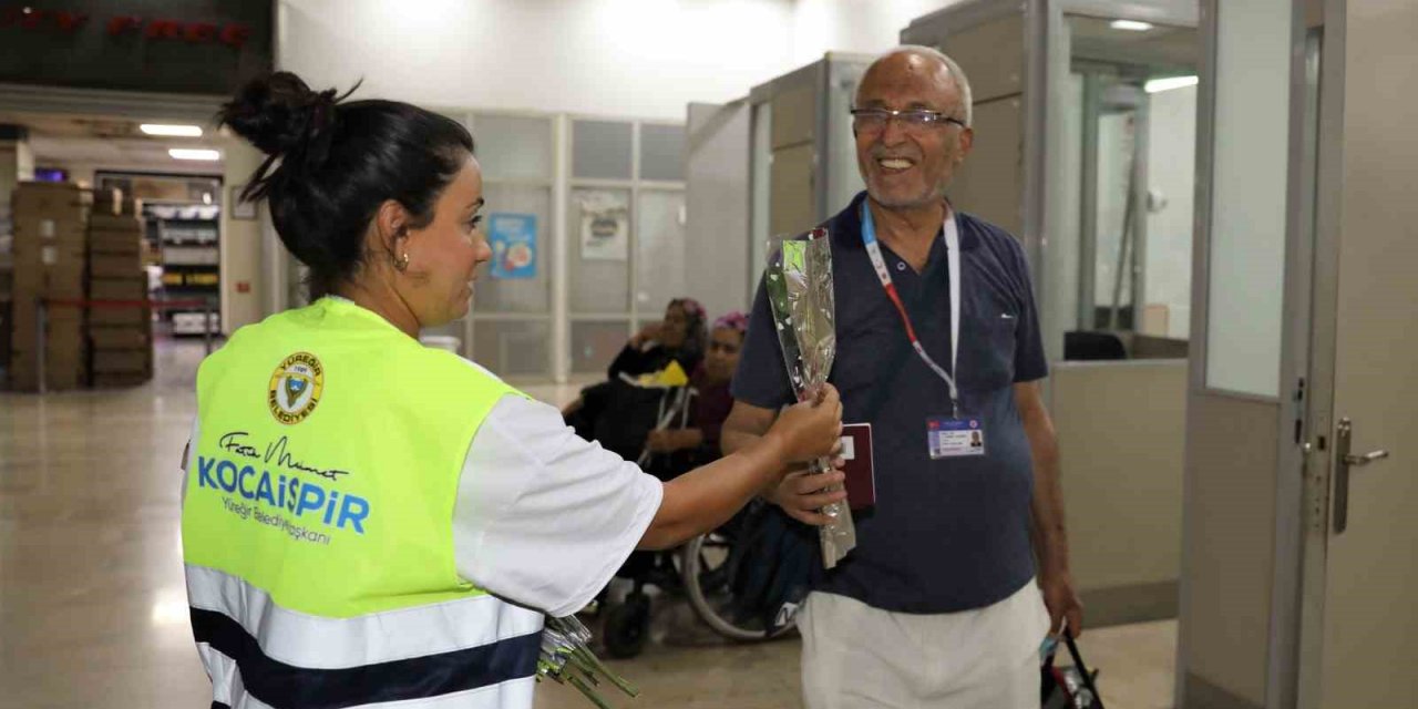 Yüreğir Belediyesi, hacıları güllerle karşıladı