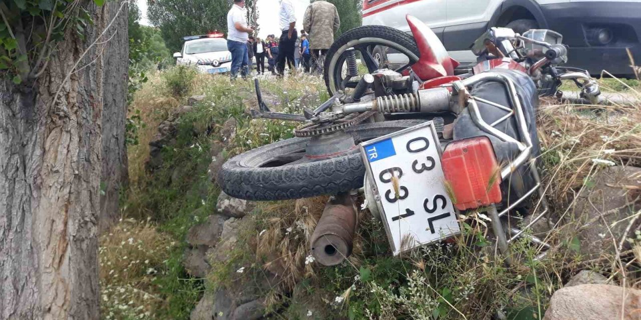 Motosikletin otomobille çarpıştığı kazada 2 kişi yaralandı