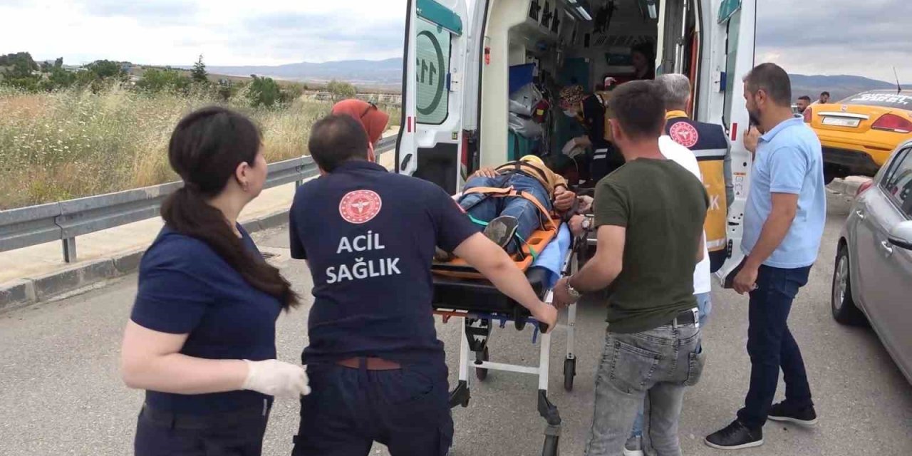 Ticari taksi ile otomobil çarpıştı: 3 yaralı