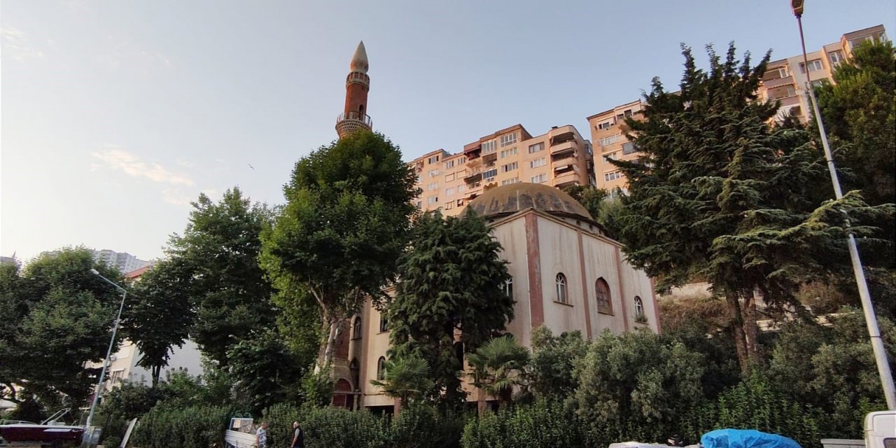 Camiler bir bir kapandı, cemaat mağdur oldu