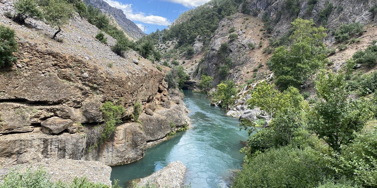 Çukurova’nın gizli cenneti Küp Şelalesi hayran bıraktı