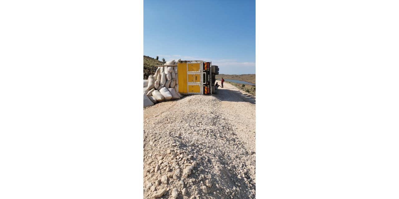 Çermik’te kontrolden çıkan kamyon devrildi