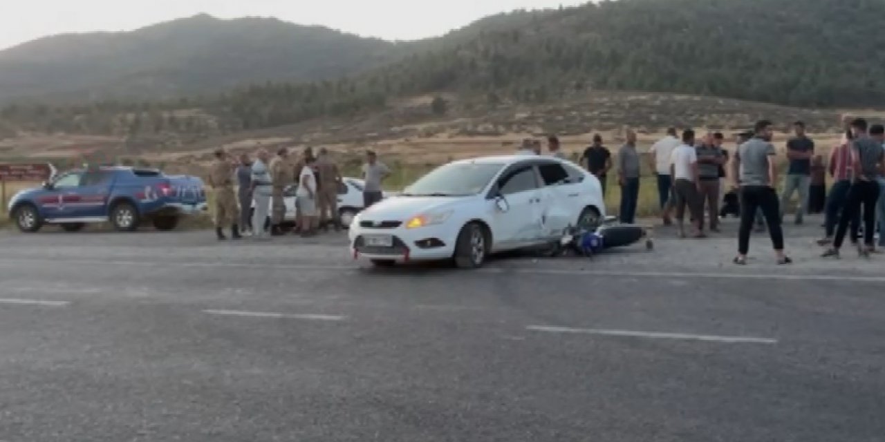 Motosiklet ile otomobil çarpıştı, bacağı kırılan yaralının feryatları yürek sızlattı