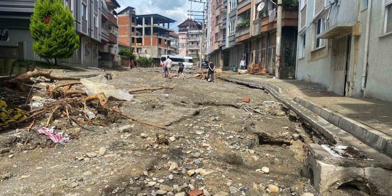 Selin tahrip ettiği Devrek’te temizlik çalışmaları sürüyor