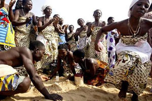 Büyü yapmakla suçlanan 45 kişiye linç!