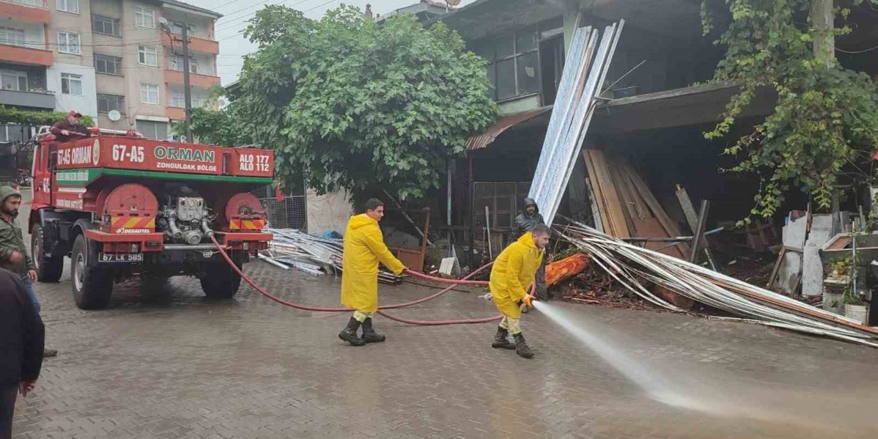 Tarım ve Orman Bakanlığı, 538 iş makinesi ve bin 363 personel ile sel bölgesinde