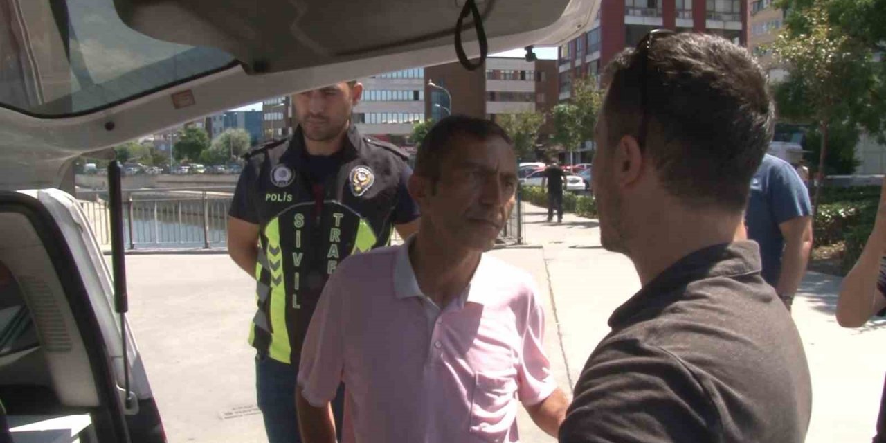 Kadıköy’de ceza yiyen minibüs şoföründen ilginç tepki: ’Mor ışıkta geçtim’