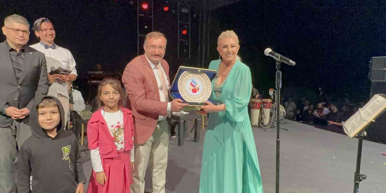 Emetliler Muazzez Arsoy ile coştu