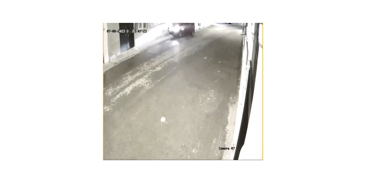 Kontrolden çıkan otomobil doğalgaz borusuna böyle çarptı