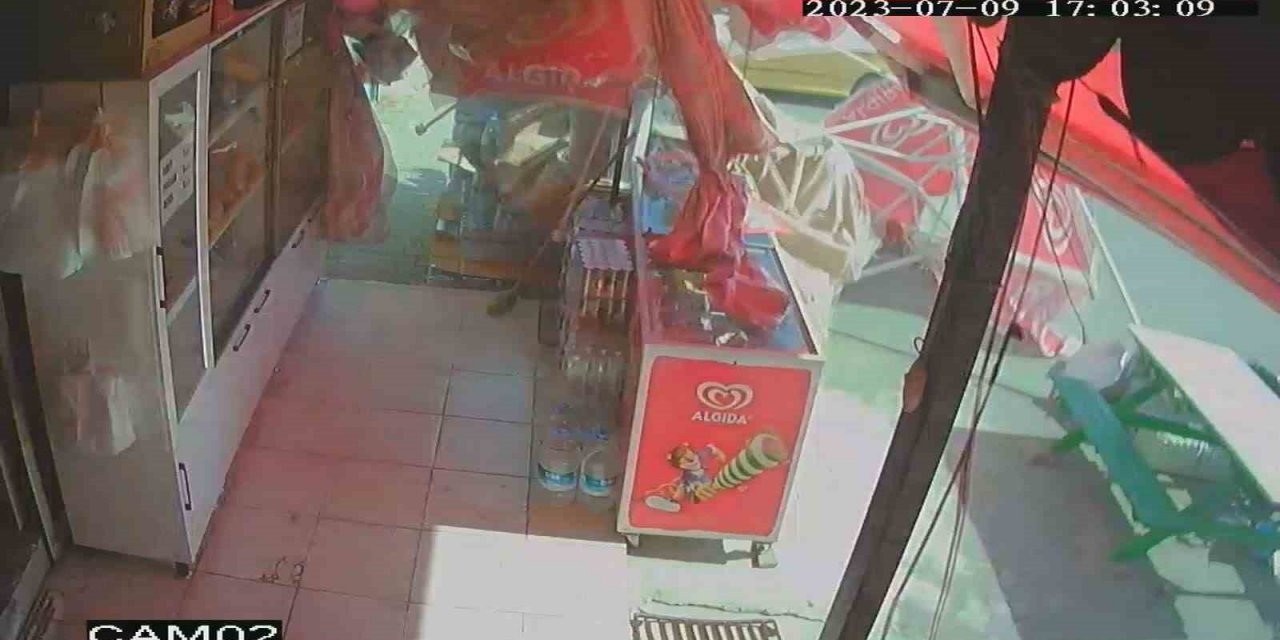 Antalya’da çıkan hortum araçların plakasını söktü, şemsiyeleri uçurtma gibi uçurdu