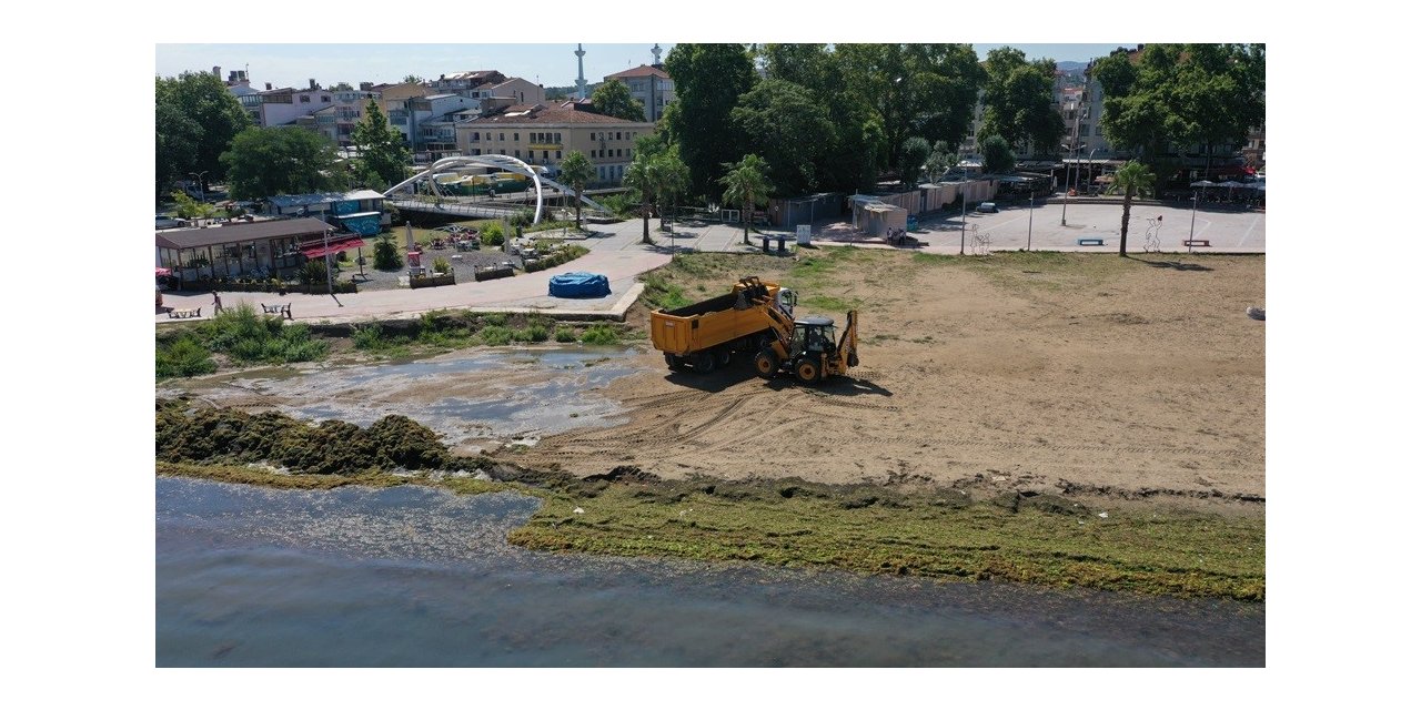 Yalova’da lodos sonrası yosunlar kaplanan kıyı şeridi temizlendi
