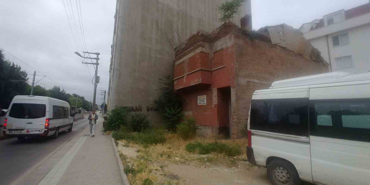 Yıkılma tehlikesi varsa yıllardır ne bekleniyor?