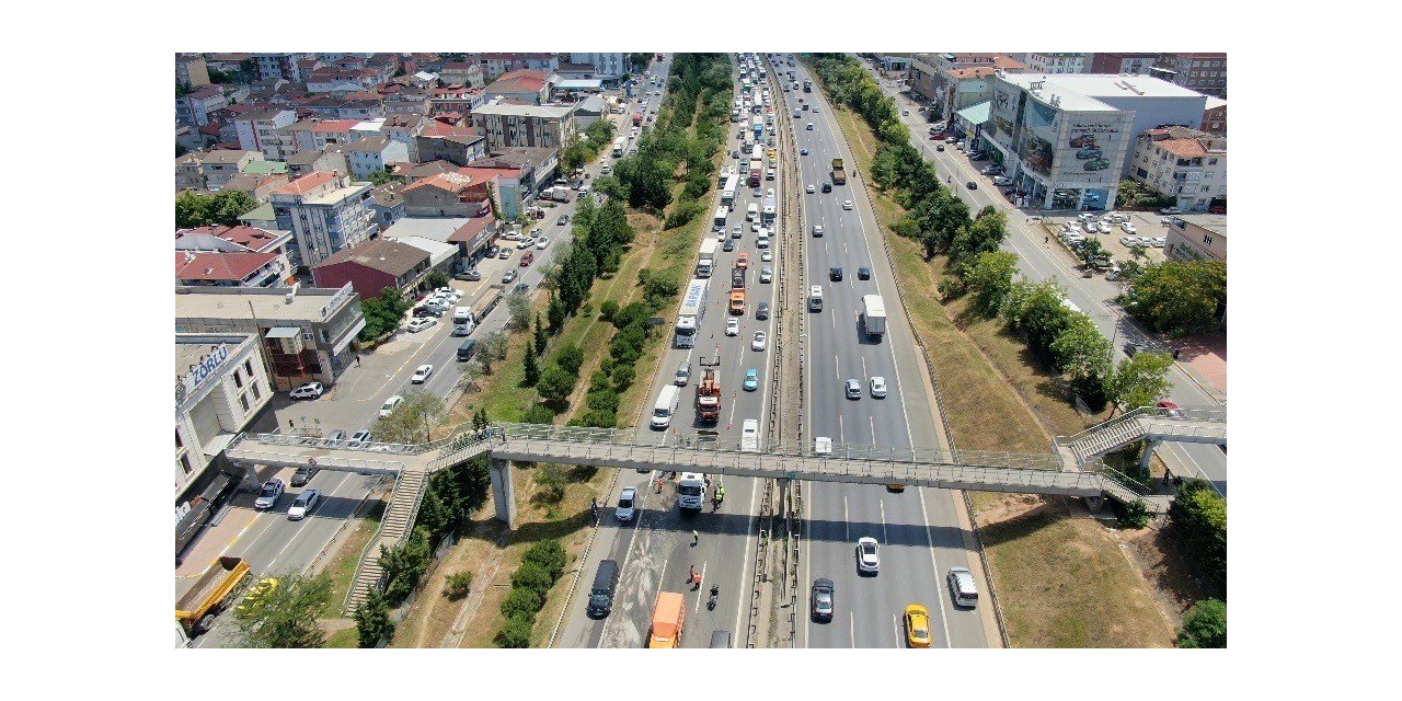 Sultanbeyli’de hafriyat kamyonunun damperi üst geçide çarptı