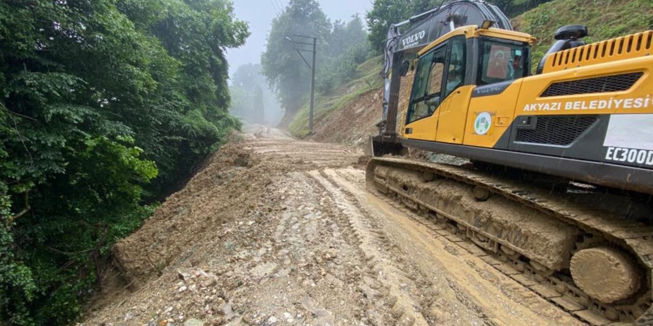 Akyazı’da ekipler su taşkını yaşanan yerlere anında müdahale etti
