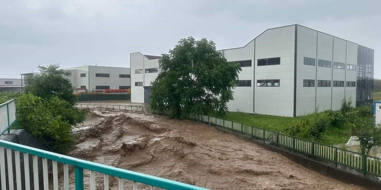 Giresun’un Piraziz ilçesinde Abdal Deresi taştı, ev ve iş yerlerini su bastı