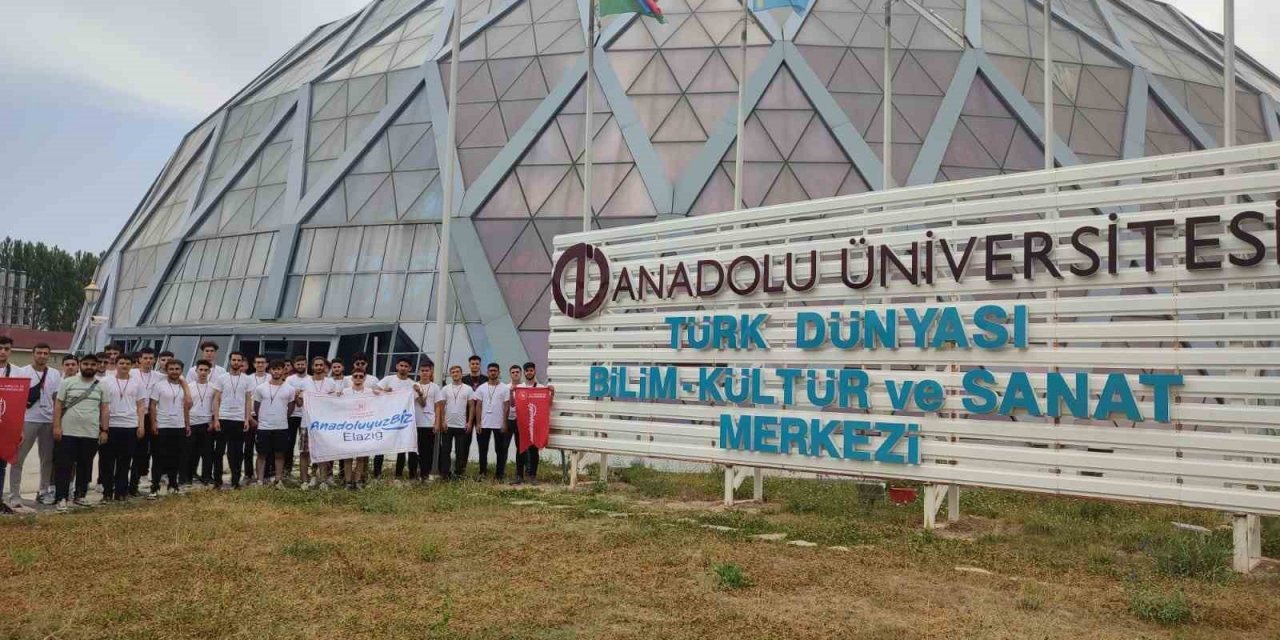 “AnadoluyuzBiz” projesine katılan Elazığlı gençler Eskişehir’i gezdi