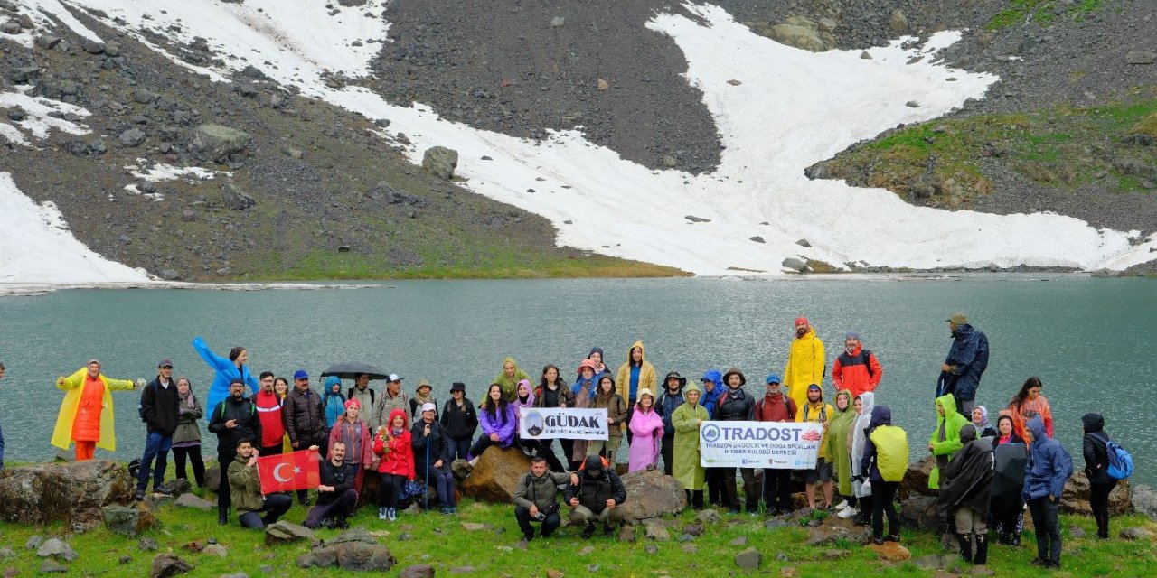 Artabel Gölleri 85 dağcıya aynı günde dört mevsimi yaşattı