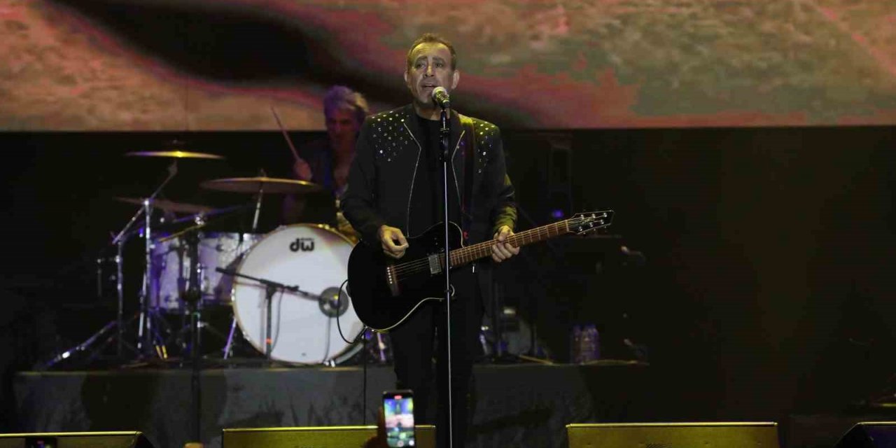 Ünlü sanatçı Haluk Levent, Kuruçeşme’de dinleyicisiyle buluştu