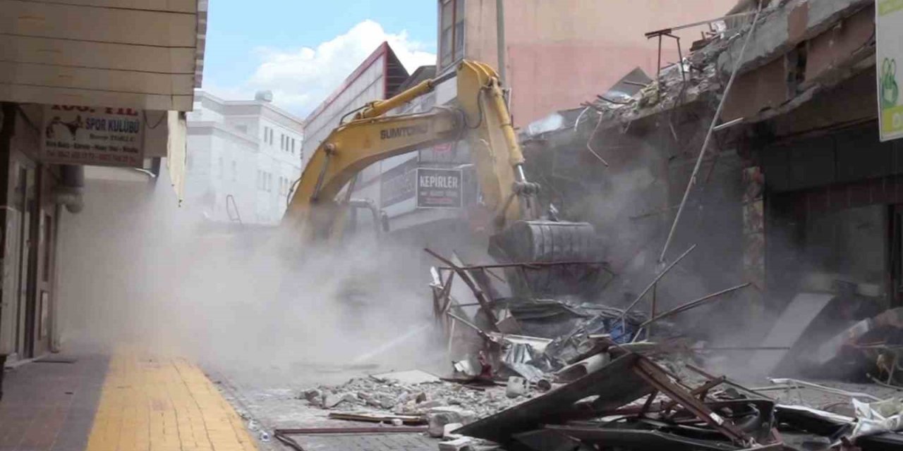 Osmaniye’de çöken binanın geri kalan kısmının kontrollü yıkımına başlandı