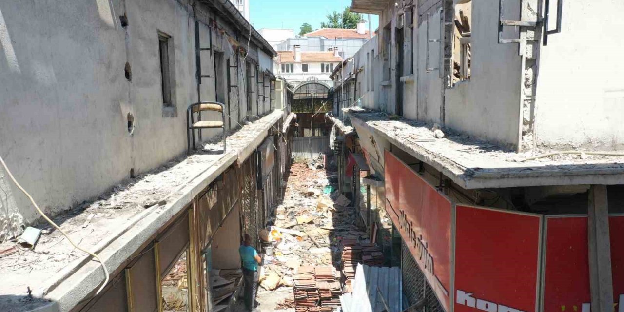 Tarihi Üzüm Pazarı’nda 53 dükkan tamamlandı, 37’sinin restorasyonu devam ediyor
