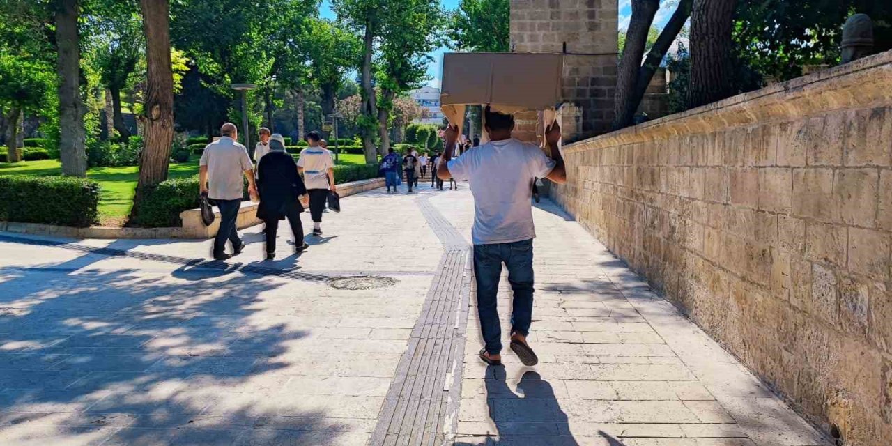 Şanlıurfalı güneşten böyle korundu