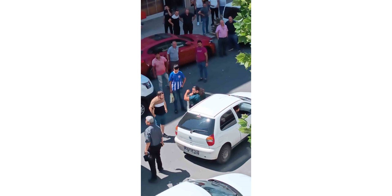 Park halindeki araçlara sinirlenen vatandaştan yol ortasında protesto