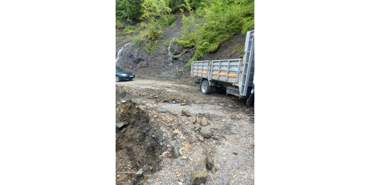 Sağanak yağış hasara yol açtı, geçici köprü 5. kez yıkıldı
